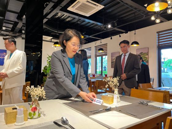 Ảnh của Chiến dịch dán biển 'Cấm hút thuốc' tại 200 khách sạn, nhà hàng ở Đà Nẵng